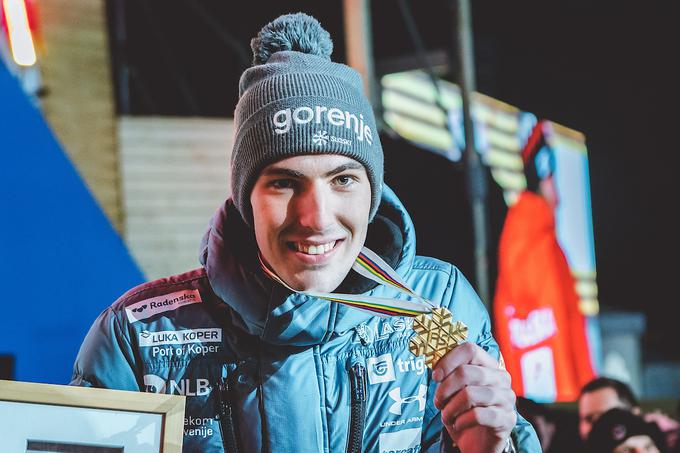 Timi Zajc je na domačem prvenstvu v Planici osvojil zlato posamično medaljo, veselil pa se je še moške ekipne in bronaste na tekmi mešanih ekip. | Foto: Sportida