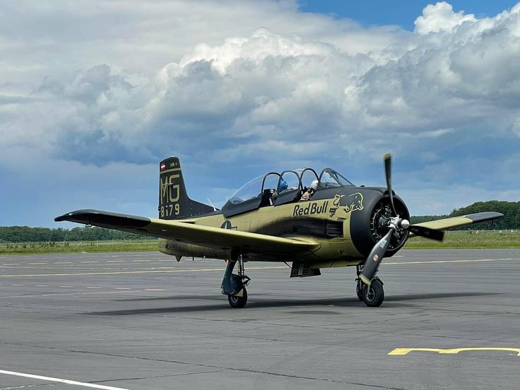 North american T-28B "trojan" je bilo eno prvih letal avstrijske zasedbe. Izdelali so ga leta 1954, dobrih deset let pozneje ga je kupil idejni pobudnik Flying Bulls Sigi Angerer in ga mukoma prepeljal v Avstrijo. V zadnjih letih so ga temeljito obnovili. | Foto: Gregor Pavšič