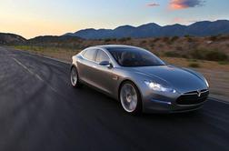 Tesla razvija mrežo hitrih polnilnih postaj