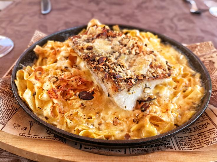 Smuč na gratiniranih testeninah | Foto: Miha First