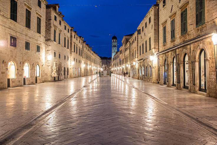 Burja je izpraznila ulice Dubrovnika.  | Foto: Grgo Jelavic/Pixsell