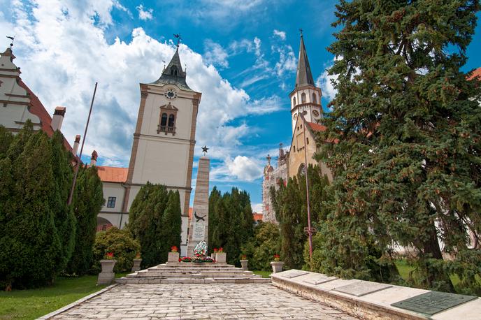 Levoča, Slovaška, mesto | Kip je nastal sredi 15. stoletja v Firencah, na območje današnje Slovaške je prišel na podlagi stikov med rodbino Gonzaga iz Mantove in plemiško družino Csaky. Ta je imela v lasti Spiški grad, kjer je kip prvotno bil. Umetniško delo je desetletja ležalo v depoju v mestu Levoča (na fotografiji). | Foto Shutterstock