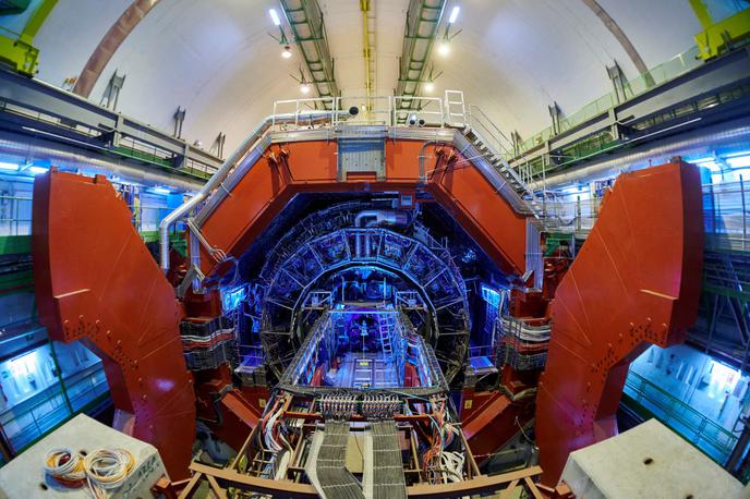 LHC, CERN | V naslednjih fazah načrtujejo tudi transport antimaterije na večje razdalje in zunaj območja Cerna. Gre za pomemben mejnik v razvoju raziskovalne infrastrukture in mednarodnega znanstvenega sodelovanja, ki odpira nove možnosti za boljše razumevanje osnovnih zakonov narave, so poudarili na ministrstvu. | Foto CERN