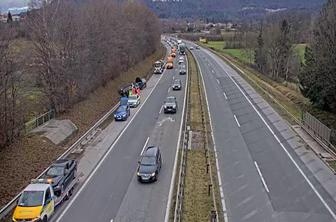 Nesreča na gorenjski avtocesti, povsod po cestišču so predmeti