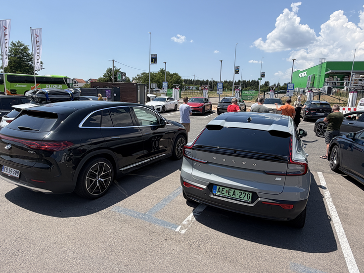 Gneča v soboto dopoldne na polnilnem parku pri Gospiću | Foto: Gregor Pavšič