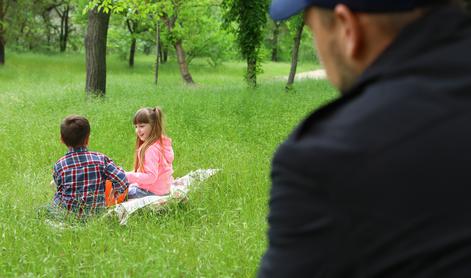 Nadlegoval je mlajše deklice in jih nagovarjal k fotografiranju