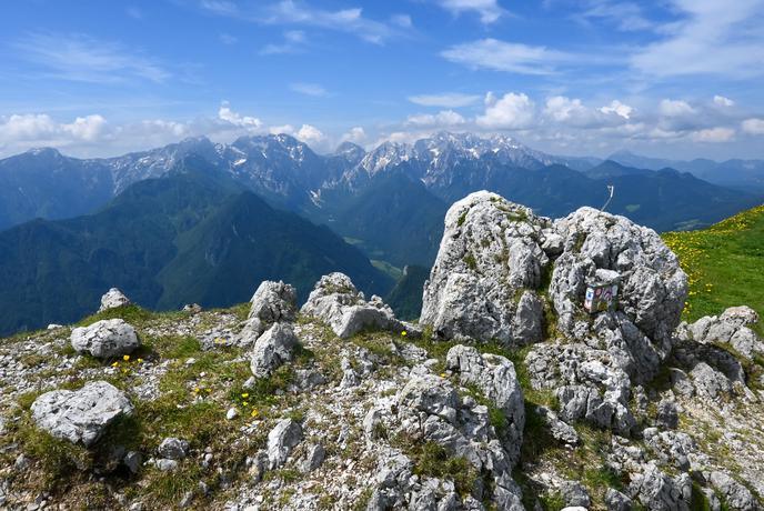 Odmaknjena Olševa s pogledom na Kamniško-Savinjske Alpe, ki vzame dah