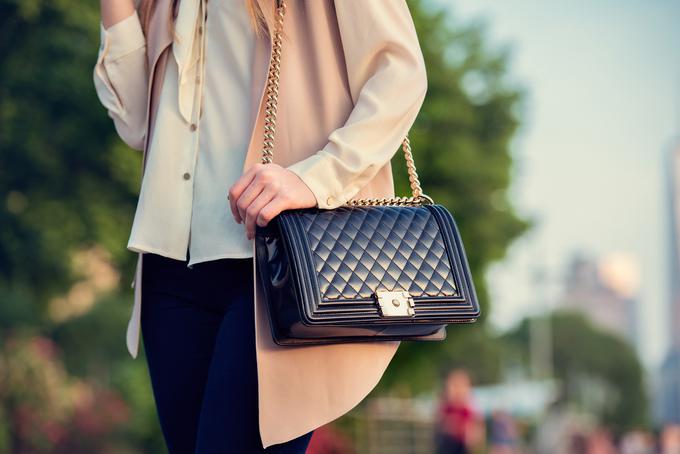 Srednje velika ali srednje majhna, elegantna torba je idealna za razgovor. | Foto: Thinkstock