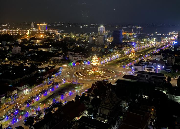 Na fotografiji je glavno mesto Kambodže Phnom Penh. | Foto: Maja Nagelj