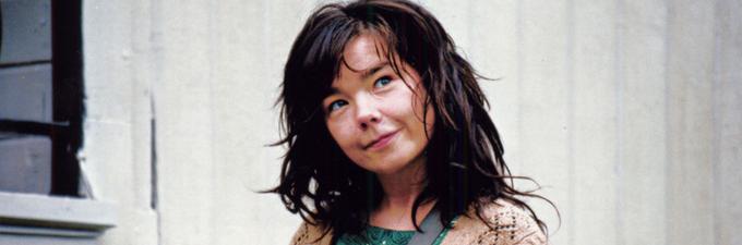 Z zlato palmo nagrajen muzikal Larsa von Trierja o priseljenki češkega rodu (Björk), ki gara v tovarni nerjaveče posode in varčuje denar, da bi si lahko privoščila operacijo oči in povrnila pešajoč vid. • Film je na voljo v videoteki VOYO. | Foto: 