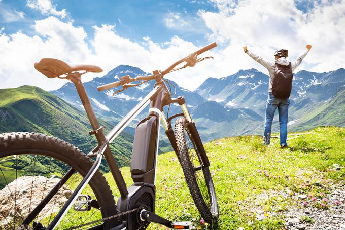 e-kolo, električno kolo, narava, kolesarjenje, rekreacija, hribi | Foto: Shutterstock
