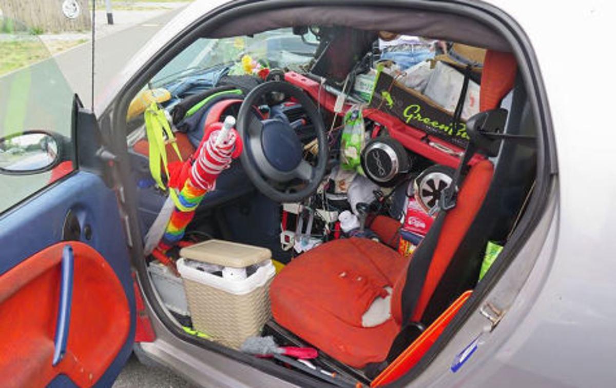 Smart krama | Voznik je v dvosedežnem smartu sedel dobesedno sredi kupa smeti. | Foto policija