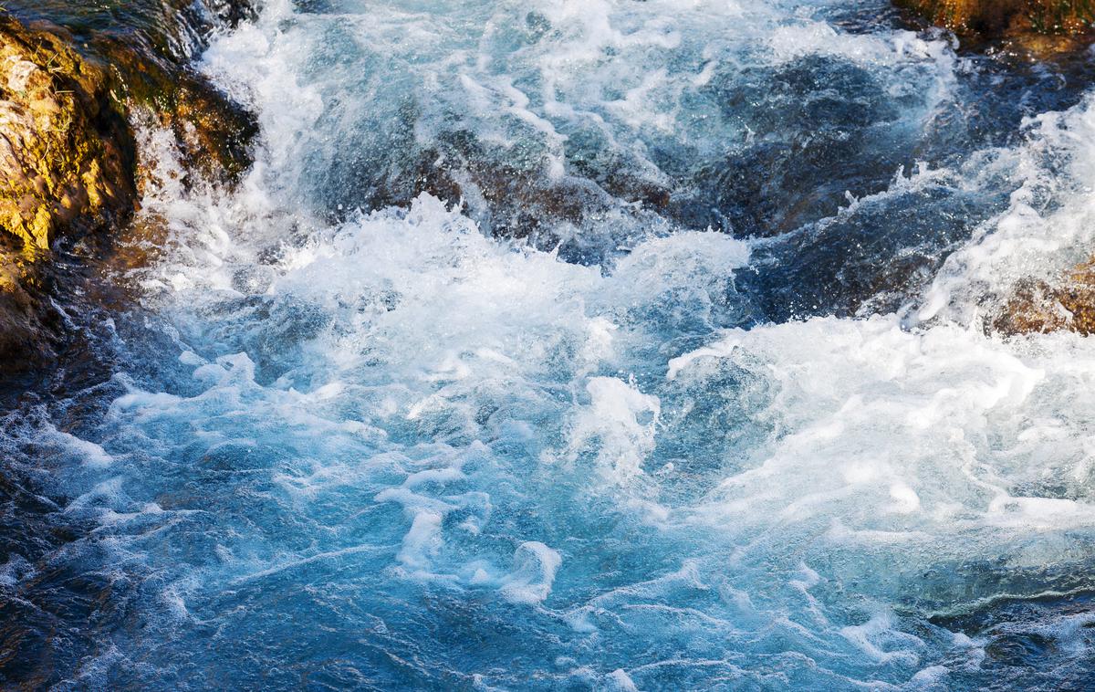 Reka | Moški je želel zaradi stave skočiti v reko z višine petih metrov. | Foto Getty Images
