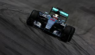 Hamilton kljub tehničnim težavam in izletu s steze presegel Rosberga 