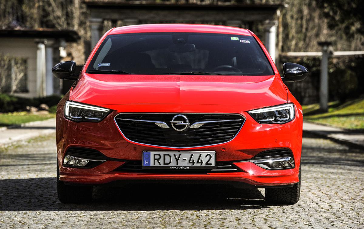Opel insignia 1.6 turbo exclusive | Opel je insignio, kot naslednico modela vectra, predstavil in začel proizvajati leta 2008. | Foto Gašper Pirman