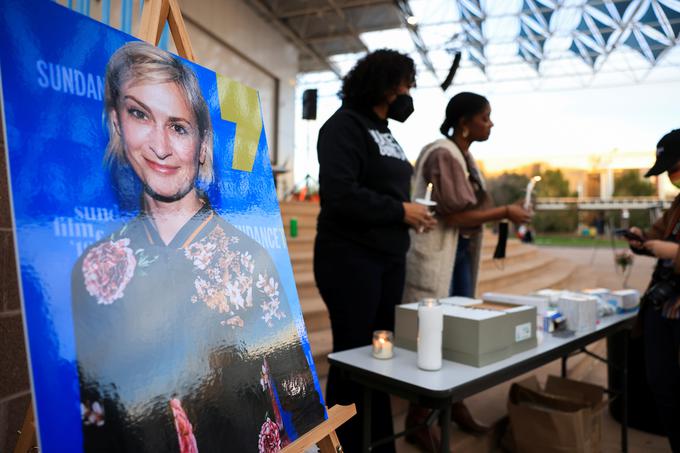 V nedeljo so v mestu Albuquerque v Novi Mehiki priredili slovesnost v spomin ubiti direktorici fotografije Halyni Hutchins. | Foto: Reuters