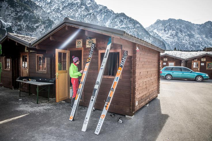 V tekmovalni vasi je vse dni živahno.
 | Foto: Vid Ponikvar