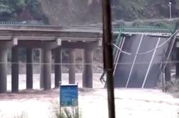 Poplave odnesle most. Vsaj 11 mrtvih. #video