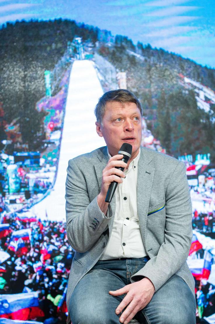 Vodja tekmovanja Aljoša Dolhar se je razveselil svetovnega rekorda. | Foto: Boštjan Podlogar/STA