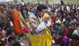 Butan s poroko priljubljenega kralja dobil 21-letno kraljico