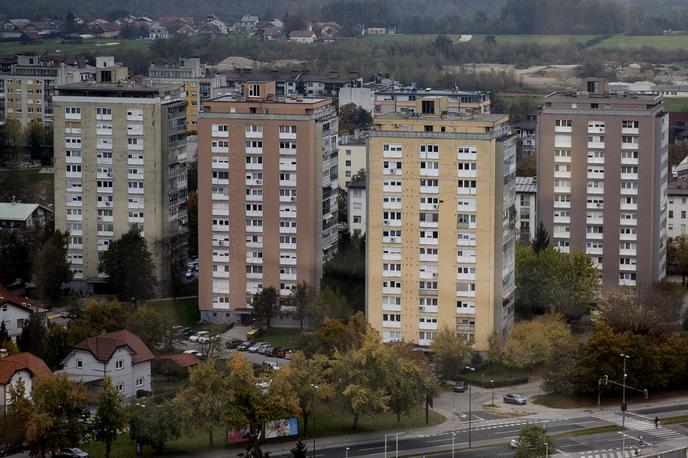 Stanovanjski bloki | Vlada je izdala Odlok o razkuževanju večstanovanjskih stavb. Zajema tiste dele, kjer je mogoče pričakovati največ stikov rok. | Foto Ana Kovač