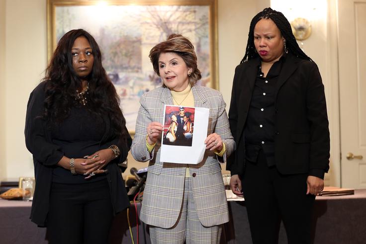 Rochelle Washington (levo) in Latresa Scaff (desno) z odvetnico Glorio Allred | Foto: Getty Images