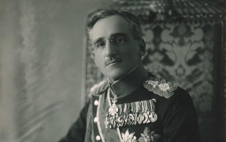 Vplivni gorenjski duhovnik Matija Škerbec je nekoč zapisal, da se je Korošcu poznalo, da je obmejni Slovenec, Štajerec, ki ga je med vojno zajela bolestna psihoza ob preganjanju Slovencev, da je videl rešitev le v jugoslovenstvu. Korošec je bil v prvih letih jugoslovanske države zelo jugoslovansko navdušen. Morda je to navdušenost kot premeten politik le spretno igral, ker je potreboval podporo Beograda pri reševanju slovenskih mejnih vprašanj. Pozneje je bil zelo jasen, ko je govoril, da Slovenci nismo niti Hrvati niti Srbi, temveč poseben narod s svojim jezikom, s svojo kulturo in s svojimi tradicijami ter da se Slovenci nočemo narodno potopiti v srbsko-hrvaškem morju. Na fotografiji: jugoslovanski kralj Aleksander I. Karađorđević, ki je vladal Jugoslavije do smrti leta 1934. | Foto: Wikimedia Commons