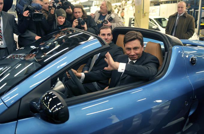 Takratni premier Borut Pahor leta 2010 v Revozu, kjer so takrat začeli izdelovati renaulta wind. Ta avtomobil je Renault pozneje umaknil iz prodaje. | Foto: STA ,