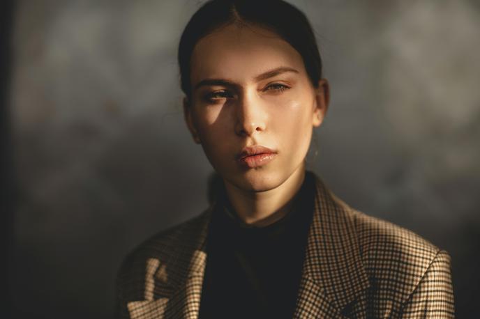 ženska, dekle, poslovna obleka | Foto Pexels