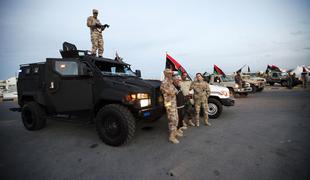 Mirovni pogovori v Libiji pred propadom, državo zapustilo na tisoče Egipčanov