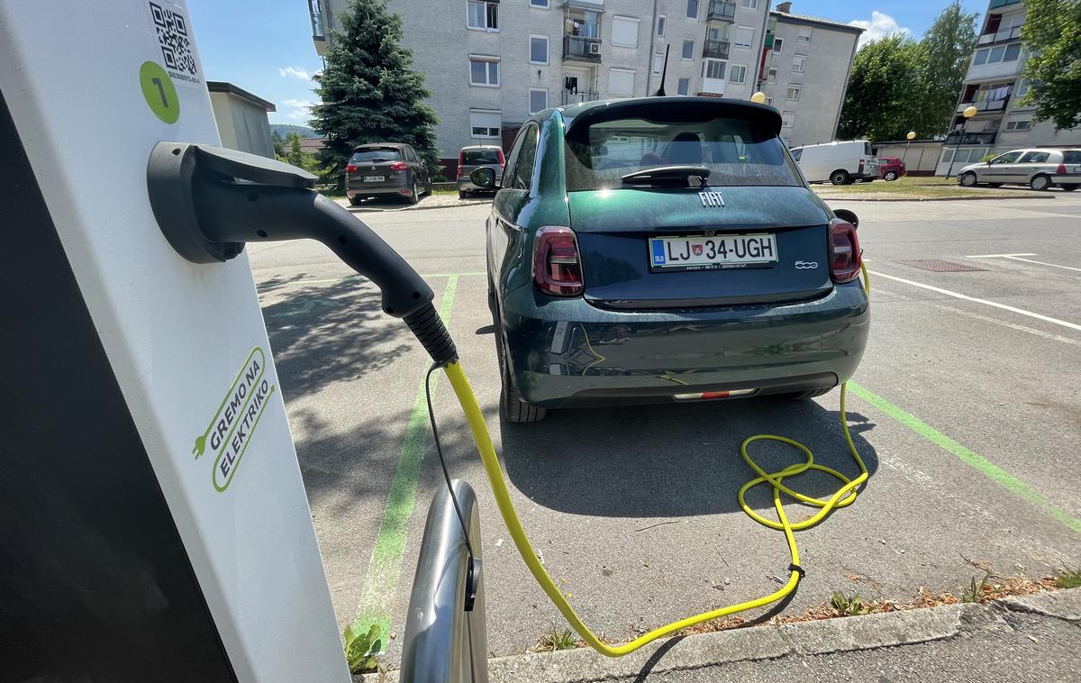 Mini fiat 500 e | Električnih polnilnic v Sloveniji ni malo, še posebej se hitro širijo v mestih. Slabša pa je kombinacija klasičnih polnilnic AC in tistih “hitrejših” DC z enosmernim tokom. Take pogrešamo predvsem na podeželju. | Foto Gregor Pavšič