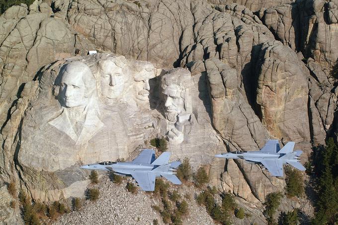 ... bo erozija zradirala znan ameriški kulturni spomenik, goro Rushmore v zvezni državi Južna Dakota.  | Foto: Reuters