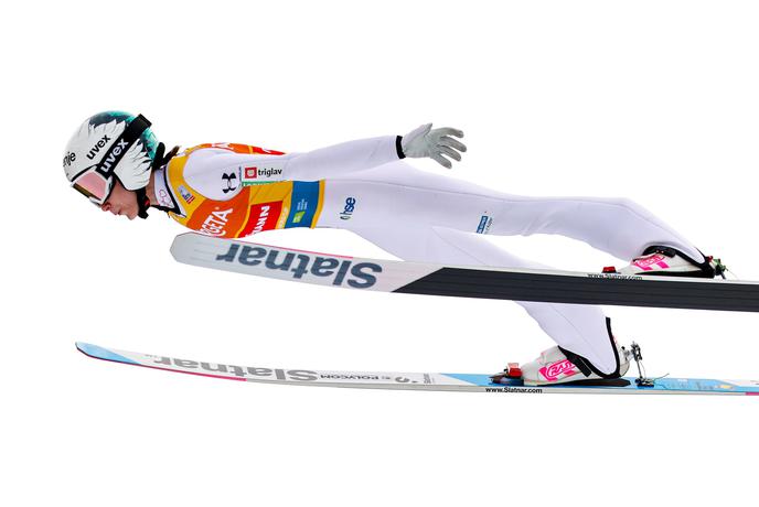 Nika Prevc poletela svetovni rekord, 242,5 metra!