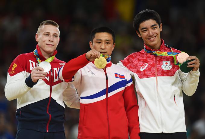 Takole se je zlatega olimpijskega odličja "veselil" severnokorejski telovadec Ri Se-Gwang. | Foto: Getty Images