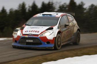 Kubica vodi v Avstriji, devet dirkačev s ceste v istem ovinku (video)
