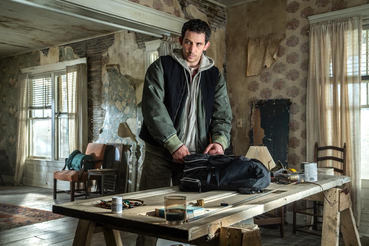 Josh O’Connor igra Daniela, ki s kupom ukradenih podatkov v nahrbtniku beži pred posebnimi agenti, a film nikoli ne zastavi vprašanja, ali je Daniel na pravi strani. | Foto: Karantanija Cinemas