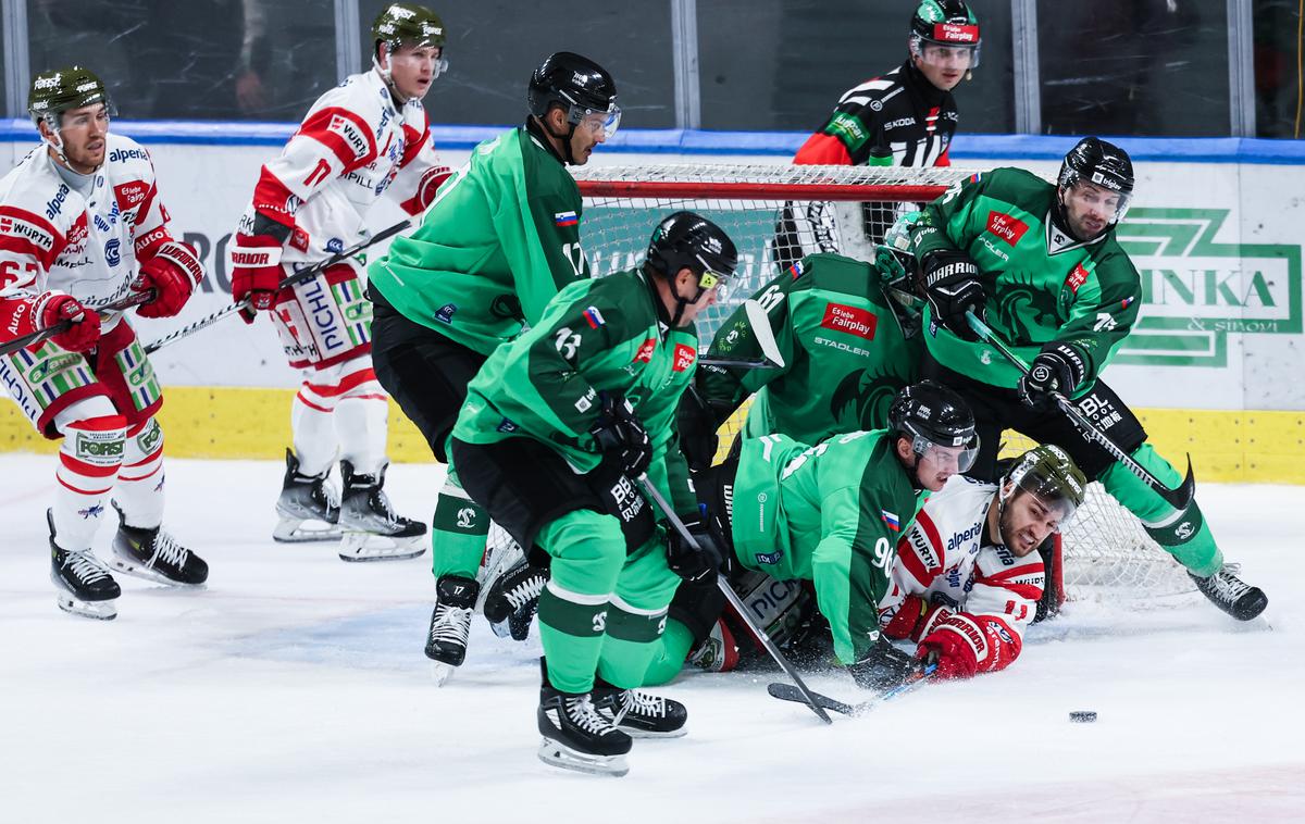 HK Olimpija Ljubljana : Bolzano | Hokejisti Olimpije so na domačem ledu priznali premoč Bolzanu. | Foto Aleš Fevžer