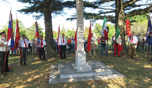Po usmrtitvi Slovencev je z morišča za spomin odnesel krvav robec