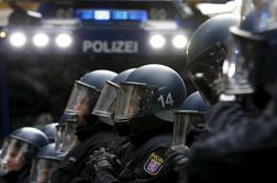 Nemška policija s solzivcem nad desničarske skrajneže