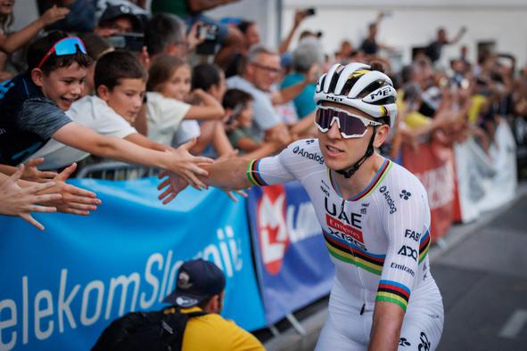 Pogačar kraljuje na svetovni lestvici, Roglič peti