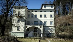 Gorenjski grad, kjer so pisali slovensko ustavo, danes propada #video #foto