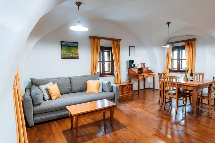 Dediščina se elegantno prepleta z udobjem: les, svetloba in premišljene podrobnosti pričarajo občutek domačnosti. | Foto: Zlati grič