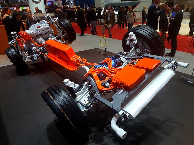 Postavljen je na osnovno XC90, oranžno obarvani deli so namenjeni elektriki, pogonski energiji za vožnjo brez izpustov. | Foto: Jure Gregorčič