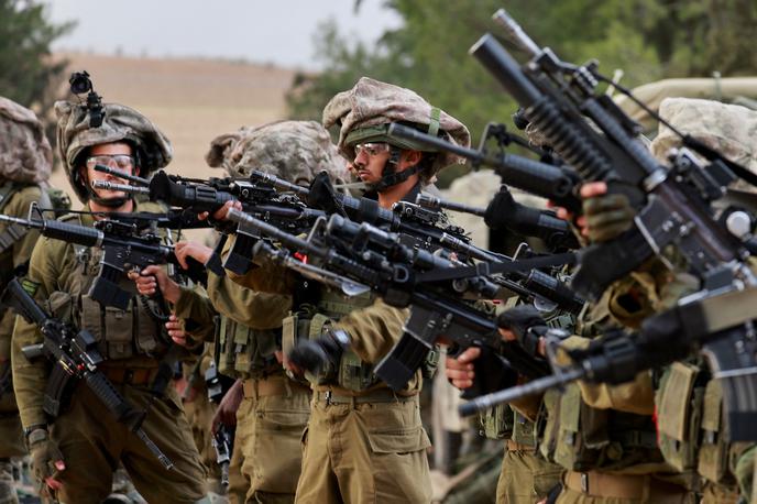 Izrael, vojaki | Od ponedeljka do torka popoldan je bilo v 24 urah v izraelskih napadih ubitih skoraj 200 Palestincev, še nekaj več kot 350 pa ranjenih. | Foto Reuters
