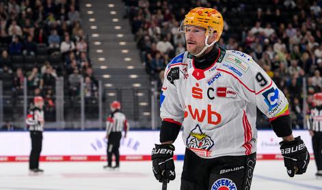 Jan Urbas s hat-trickom kapetansko pomagal do zmage pri Wolfsburgu