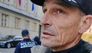 Moški pred vlado Robertu Golobu osebno prinesel orožje