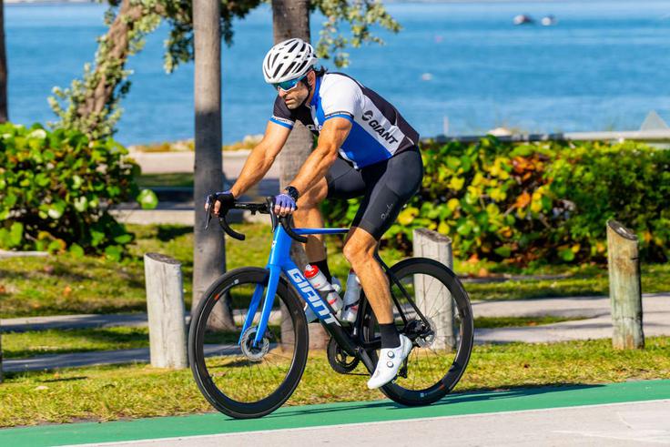 Moški na cestnem kolesu znamke Giant.  | Foto: Shutterstock