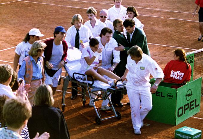 Leta 1993 je neuravnovešen navijač Steffi Graf zabodel Moniko Seleš. Po tistem napadu ni bila nikoli več ista. | Foto: Reuters