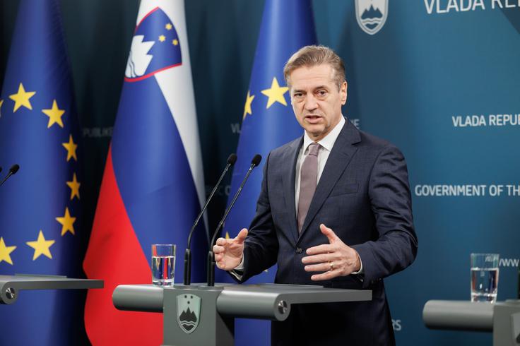  "V tem trenutku je najpomembnejša umiritev razmer. Ne želimo si nove vojne. Ne želimo si civilnih žrtev in trpljenja nedolžnega prebivalstva. V EU bomo ostali tesno zavezani mirnemu reševanju sporov, deeskalaciji razmer ter mirni in demokratični poti Venezuele," poudarja Golob. | Foto: STA