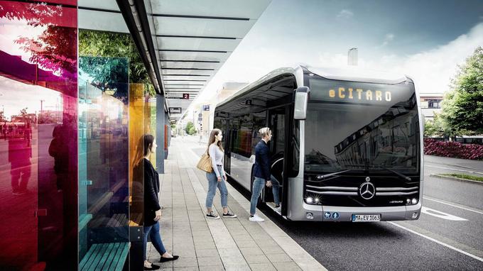 Mercedes je še pred pričetkom proizvodnje dobil dvajset naročil. Prvi električni avtobusi se bodo vozili po Hamburgu. | Foto: Mercedes-Benz